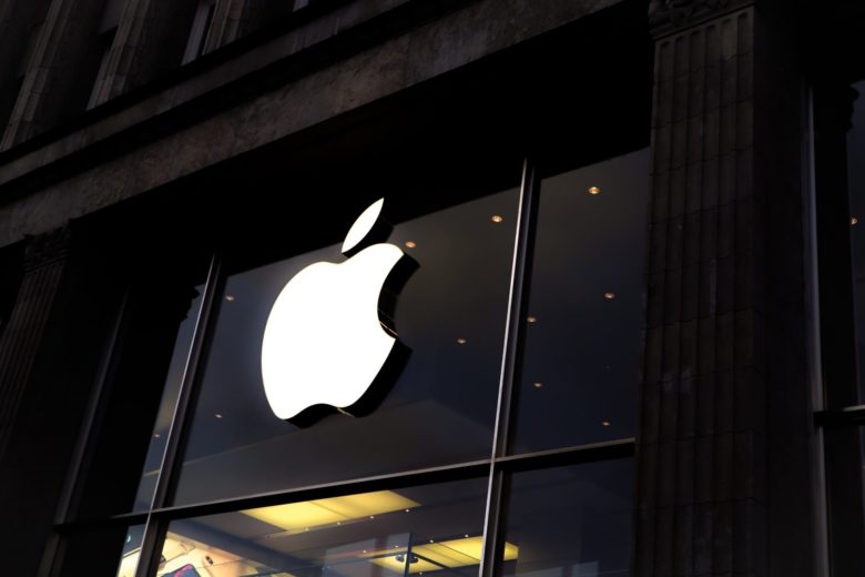 Kuva Applen liikkeen edestä, jossa näkyy Applen logo