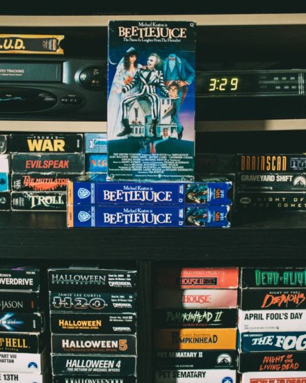 Beetlejuice VHS-kasetteja pinossa