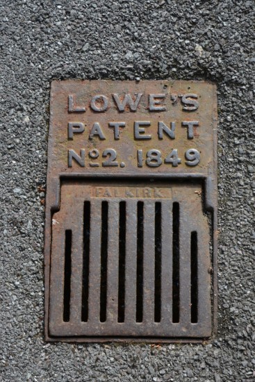Kuvassa vanha jätevesikansi, jossa lukee Lowe’s patent No2. 1849. Kuva kertoo, miten arkisiinkin asioihin voi sisältyä teollis- ja tekijäoikeuksia. 