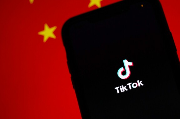 TikTok-app and Chinese flag