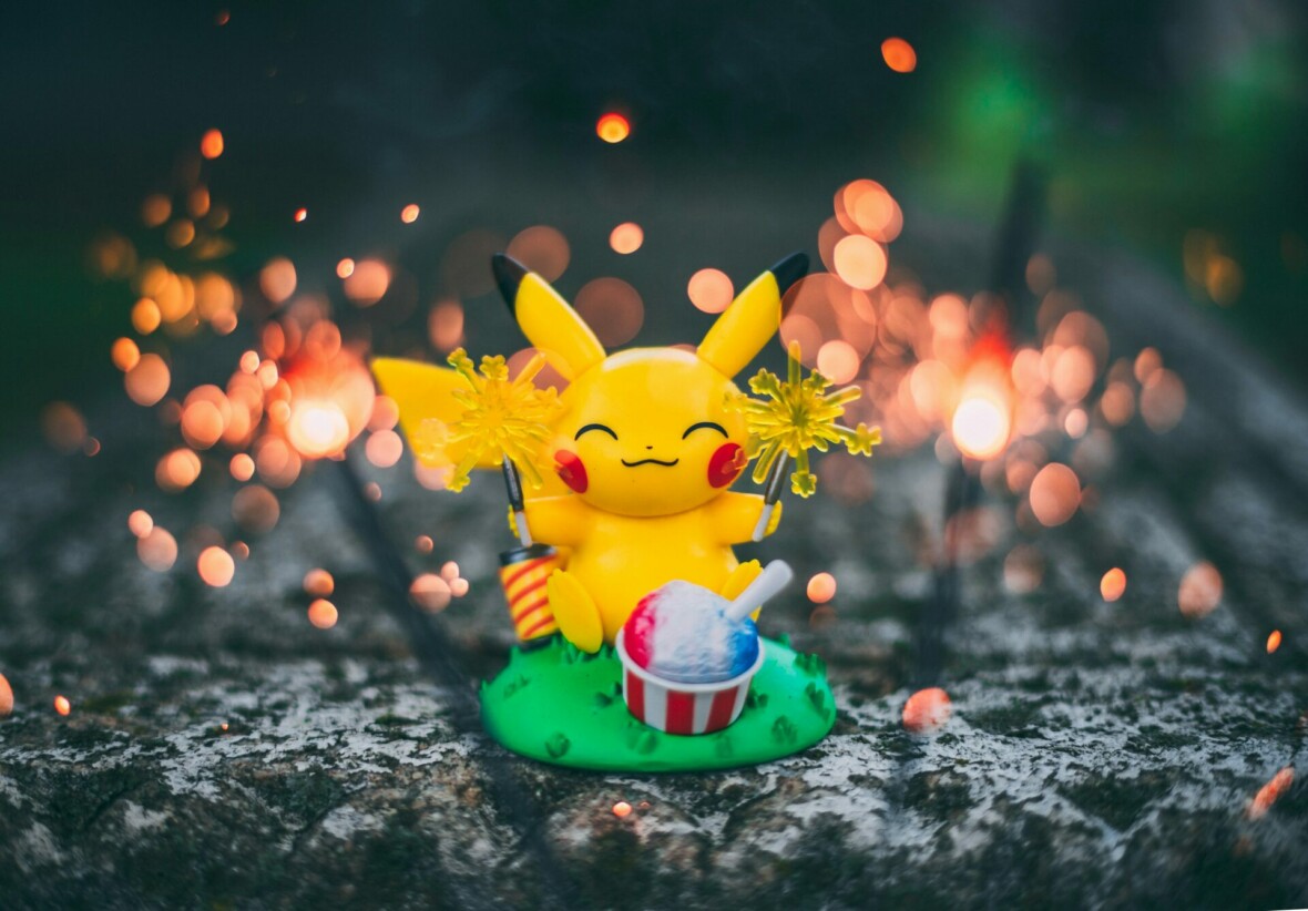 Pikachu tähtisädetikut käsissä.