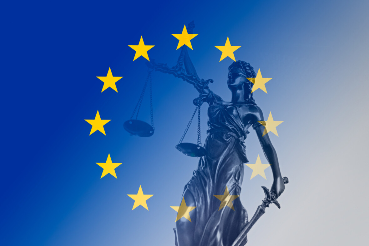 Kuvassa on oikeuden jumalattaren Themiksen patsas ja Euroopan Unionin lippu