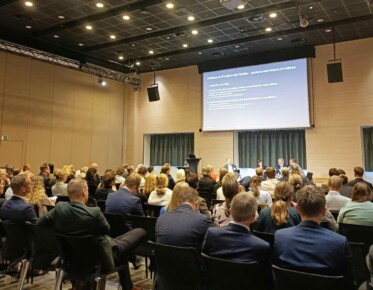 Ihmisiä seminaarissa
