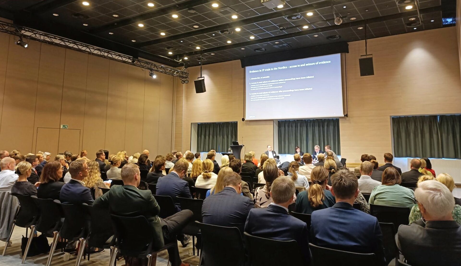 Ihmisiä seminaarissa