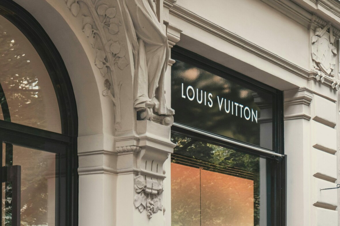 Louis vuitton sign