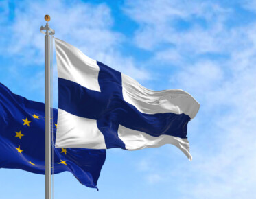 Suomenlippu ja EU lippu vierekkäin