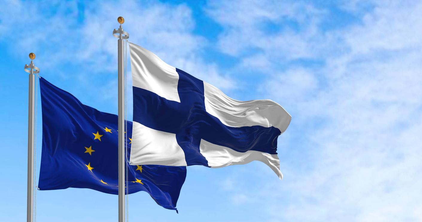 Suomenlippu ja EU lippu vierekkäin