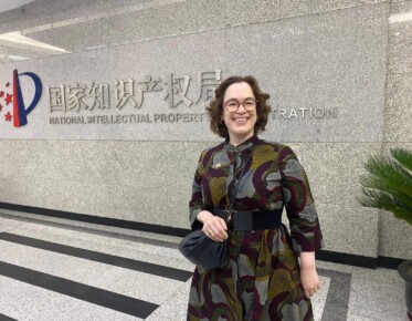sonja vierailemassa Kiinan PRH:ssa