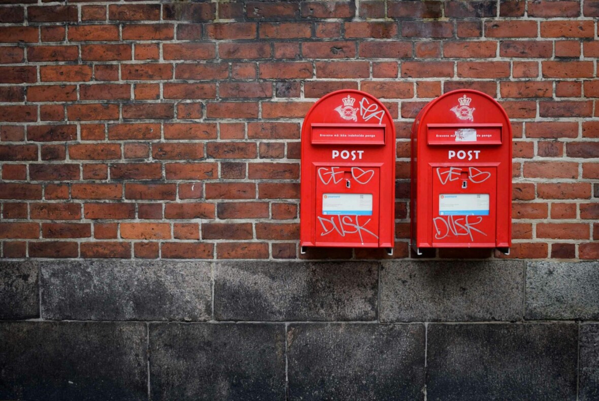 Kvassa on kaksi postilaatikkoa vierekkäin tiiliseinää vasten