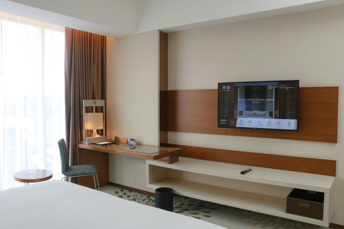 hotellihuone, jossa on TV