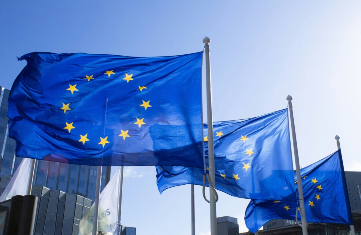Kolme EU-lippua liehumassa rakennuksen edessä.