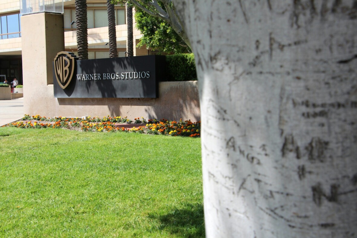 Kyltti Warner Bros. Studios tekstillä rakennuksen edustalla
