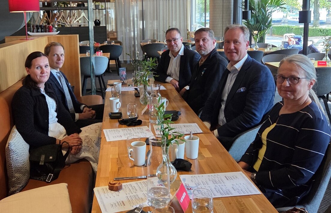 Kuva ryhmästä henkilöitä ravintolassa lounaalla.