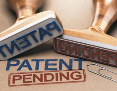 kaksi leimasinta, joissa tekstit "patent" ja "pending"