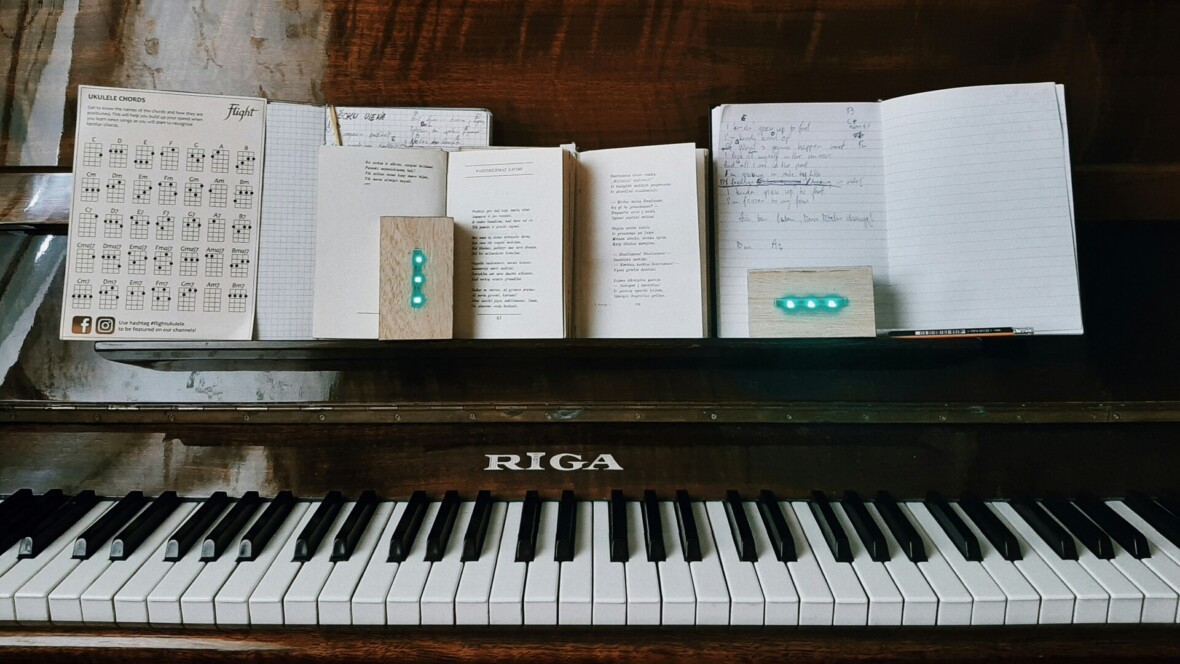 piano edestä, jonka päällä papereita, joissa nuotteja ja sanoituksia