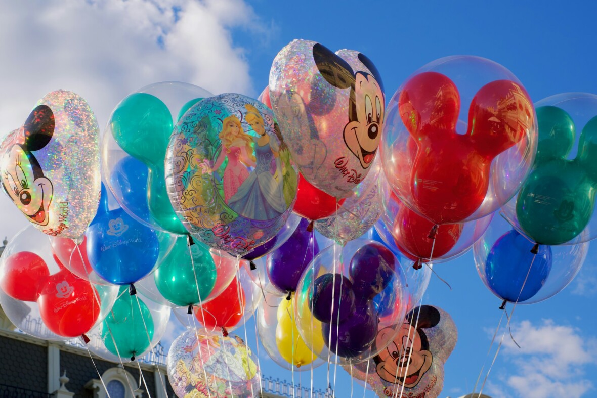 Disney-ilmapalloja sinistä taivasta vasten