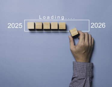 kuvassa ”Loading…” vuosien 2025 ja 2026 välillä, mikä symboloi siirtymää, suunnittelua ja edistymistä kohti uutta vuotta.