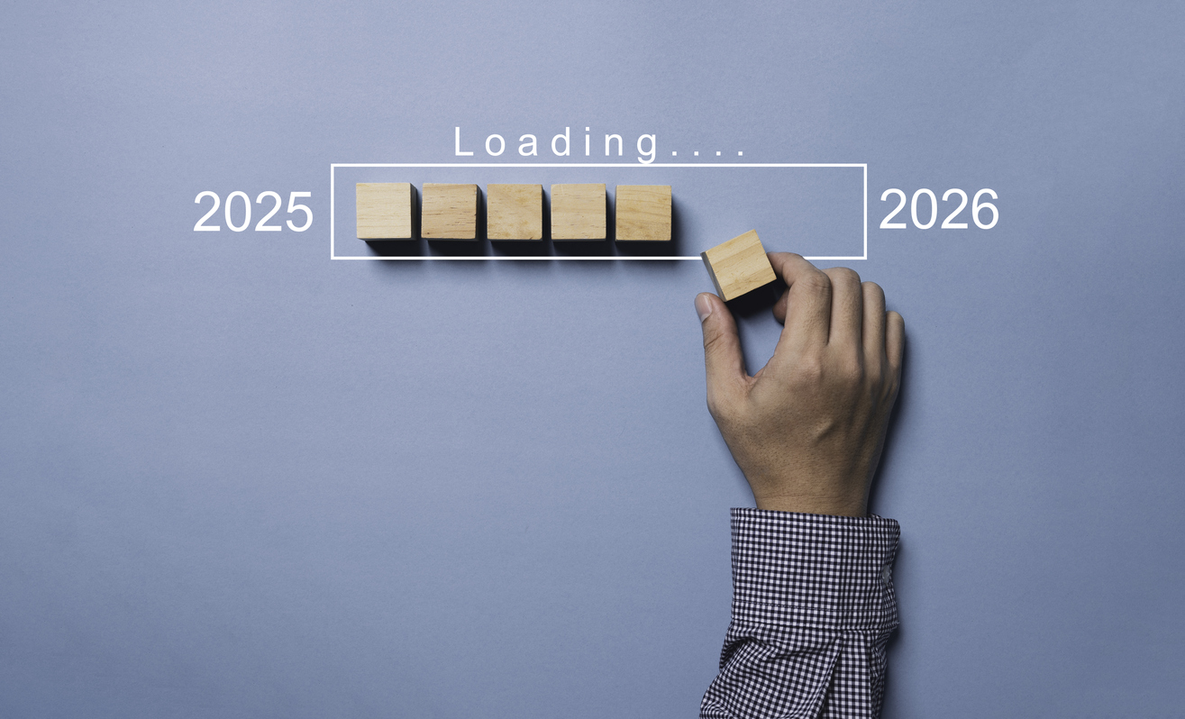 kuvassa ”Loading…” vuosien 2025 ja 2026 välillä, mikä symboloi siirtymää, suunnittelua ja edistymistä kohti uutta vuotta.