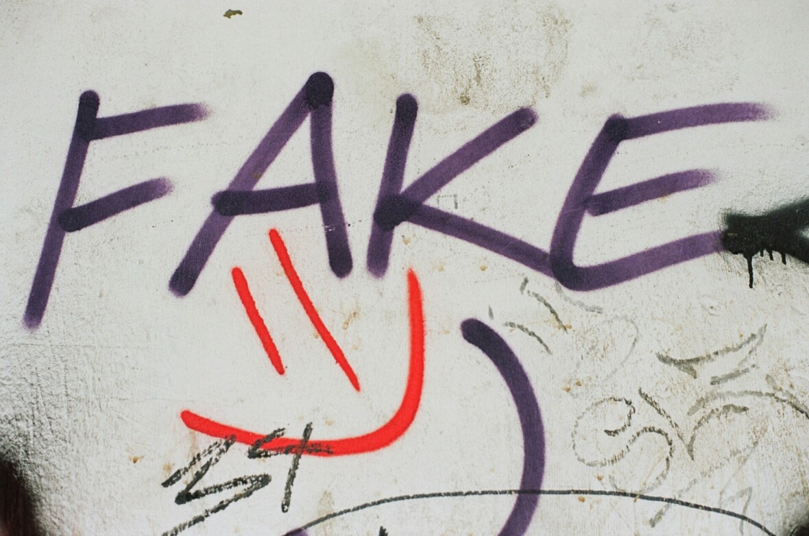 Graffiti, jossa lukee fake.