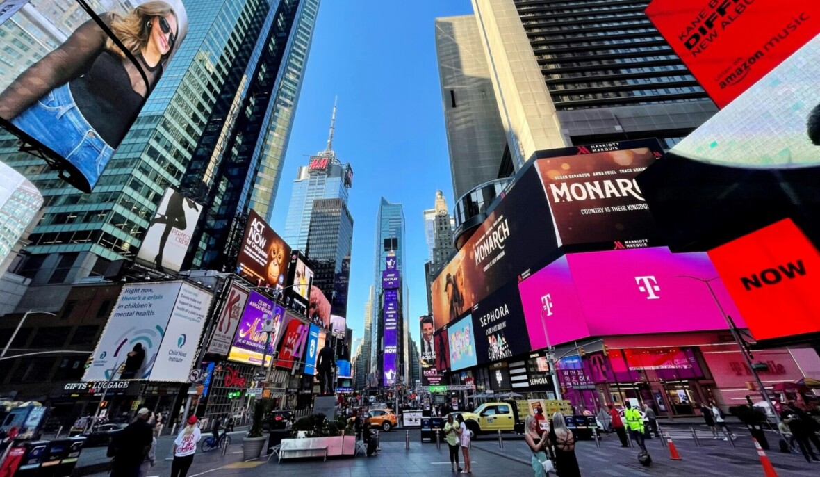 Timesquare päivällä. Kirkkaita mainostauluja.