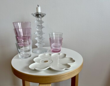 Jakkaralla design-tuotteita.