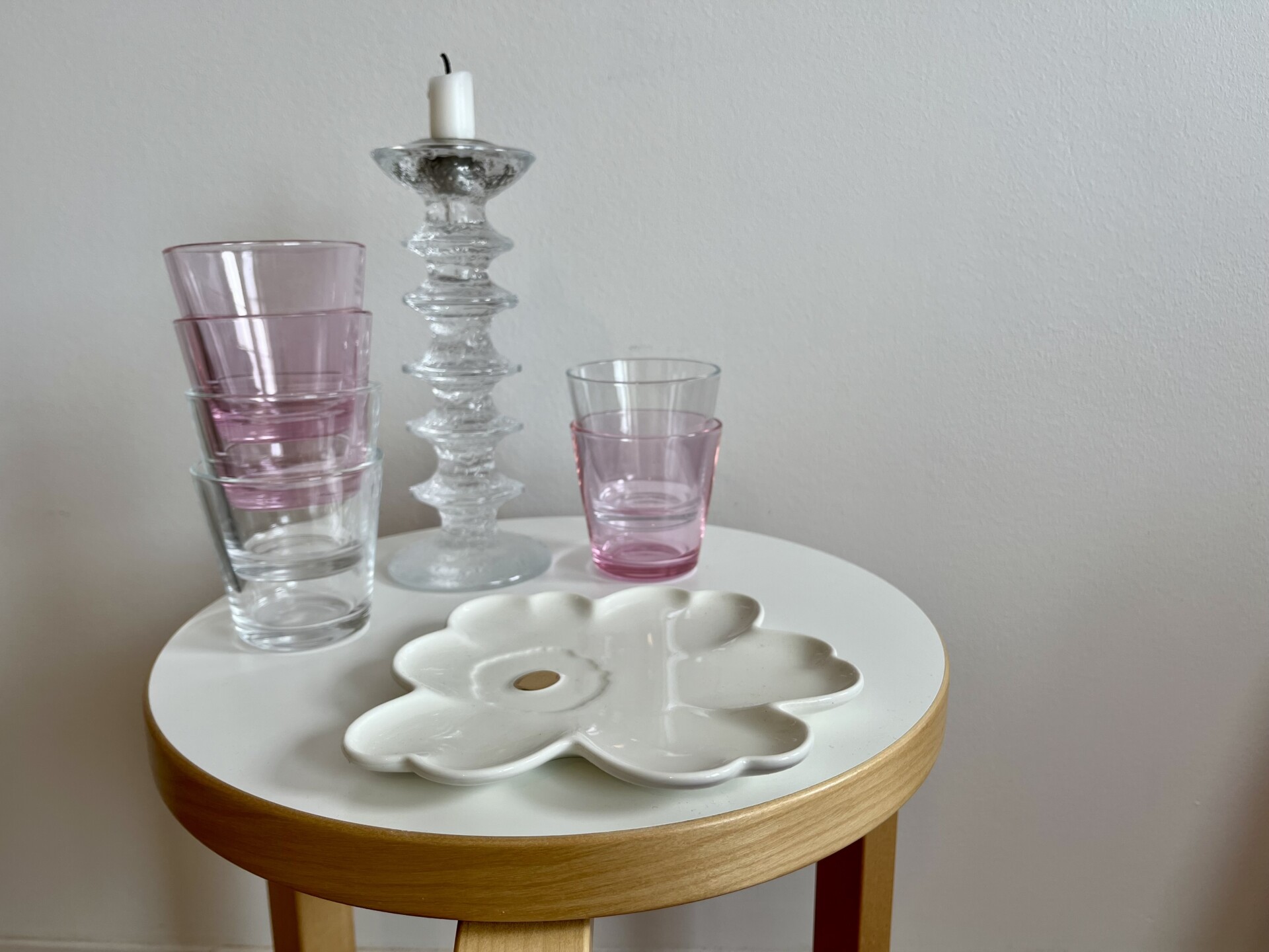 Jakkaralla design-tuotteita.
