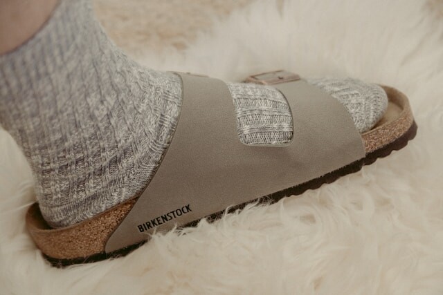 Birkenstock-sandaali jalassa