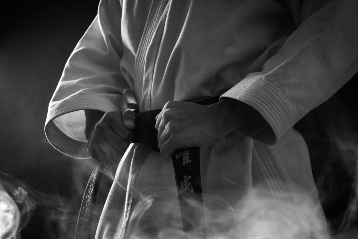 Karate-asuun pukeutunut henkilö läheltä.
