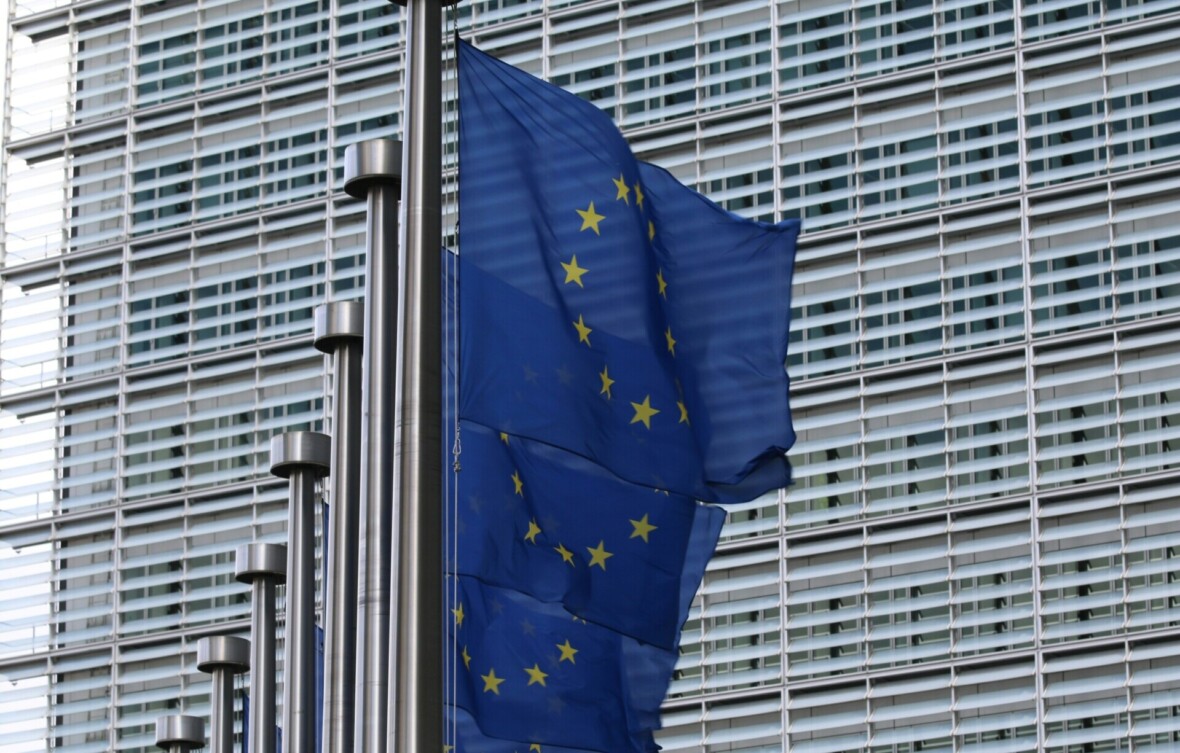 EU-lippuja rivissä rakennuksen edessä.