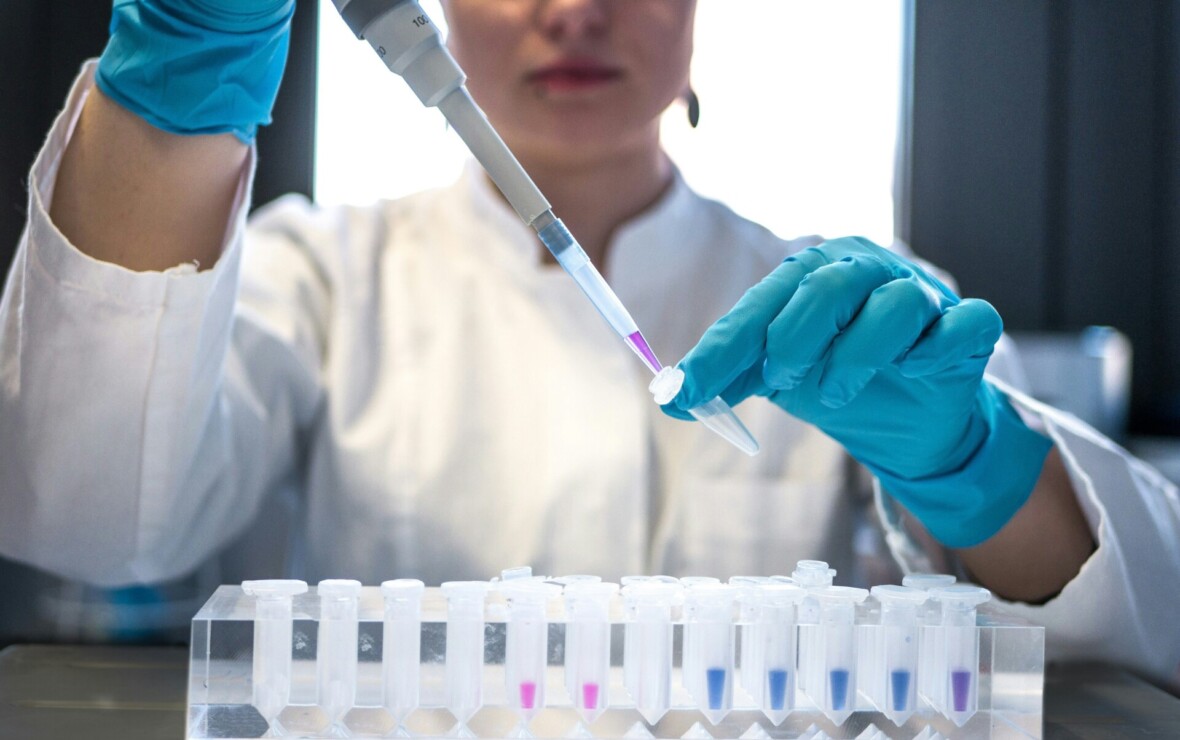 Nainen pipetöi ainetta koeputkiin.