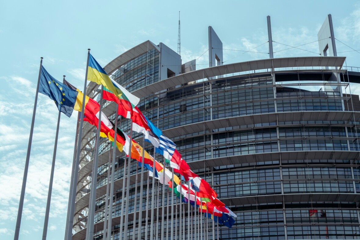 Euroopan maiden lippuja Euroopan parlamentin edessä.