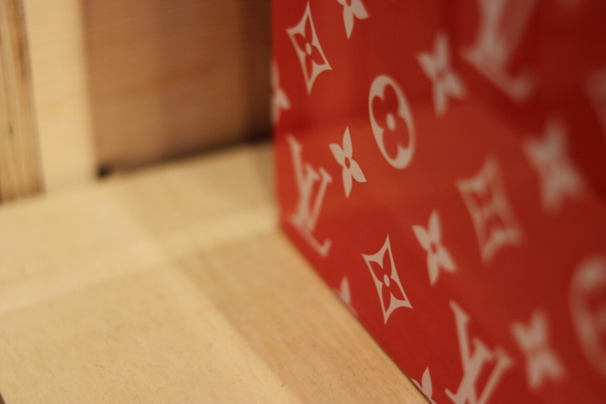 Louis Vuitton logo punaisella pohjalla