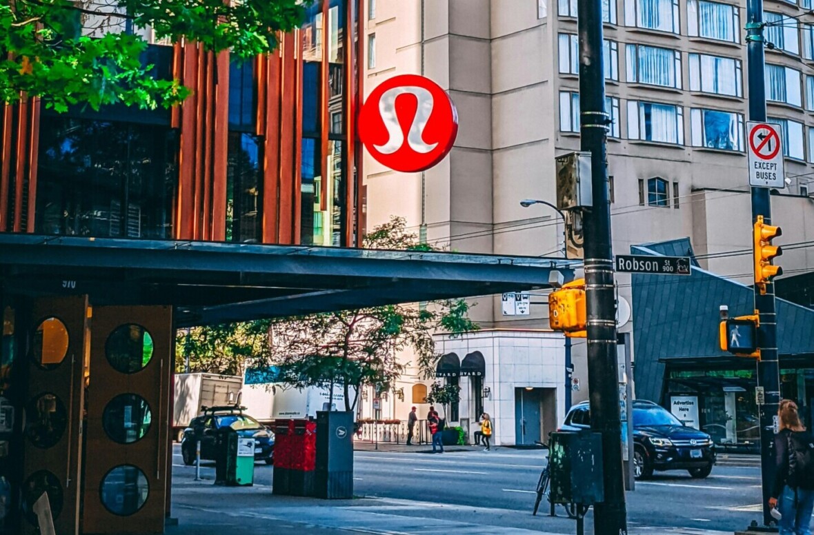 Lululemon vaateketjun liike ulkoa kuvattuna.