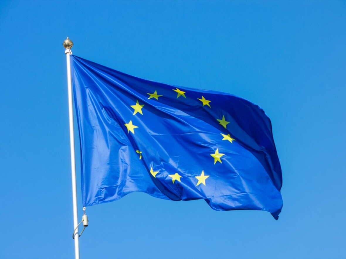 EU-lippu sinistä taivasta vasten.