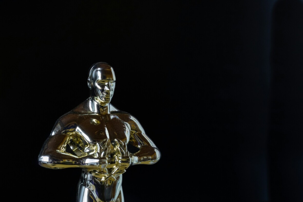 Kuvassa näkyy mustaa taustaa vasten kultaisen oscar-patsaan yläosa.