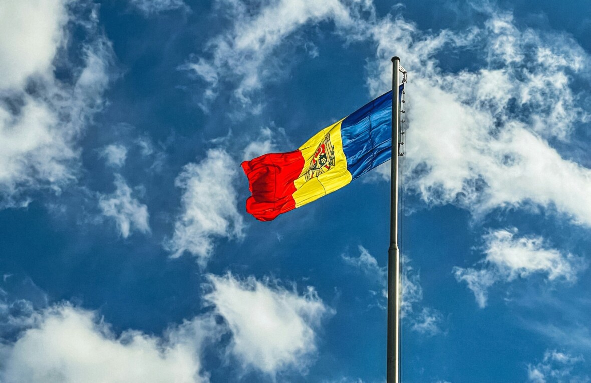 Kuvassa näkyy tangossa liehuva moldovan lippu sinistä taivasta vasten.