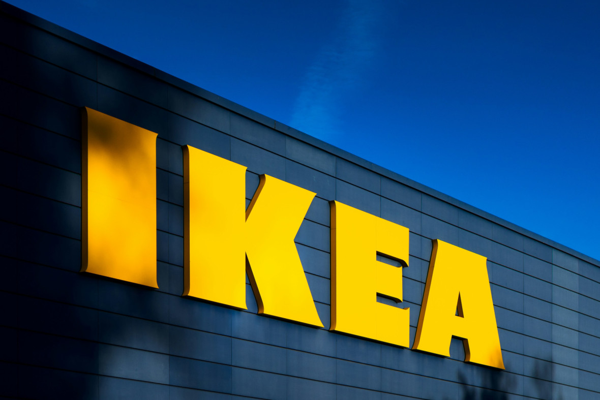 IKEA-logo myymälän seinällä.