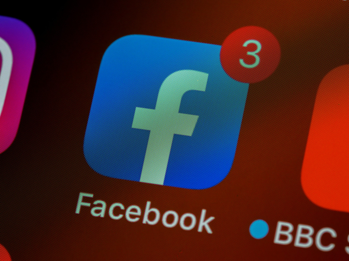 ruudulla näkyy facebook-sovelluksen ikoni ja sen oikeassa yläkulmassa näkyy punainen ilmoituspallura.